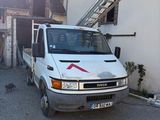 un camion blanc garé devant un bâtiment