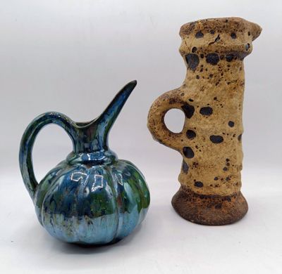 Réunion de deux pichets en céramique - XXème siècle. Pichet …