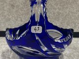 une image représentant un vase en verre bleu posé sur une table