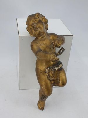 statue d'un petit garçon tenant un téléphone portable dans la main droite