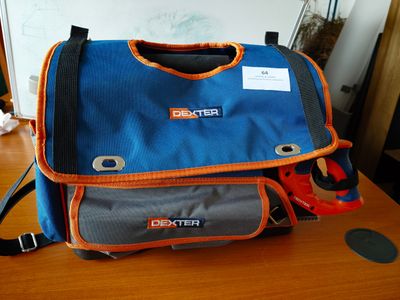 un sac-repas bleu et orange posé sur une table en bois