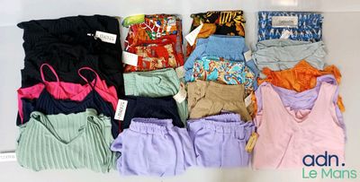 beaucoup de sous-vêtements posés sur une table
