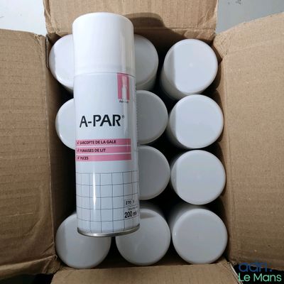 a - une bombe de peinture dans une boîte en carton remplie de peinture blanche