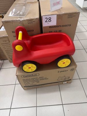 une petite voiture rouge posée sur une boîte en carton