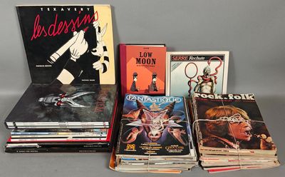 plusieurs livres sont empilés sur une table