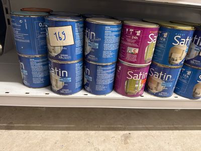 de nombreuses boîtes de nourriture pour chiens sur une étagère dans un magasin