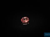 un diamant rose sur fond noir