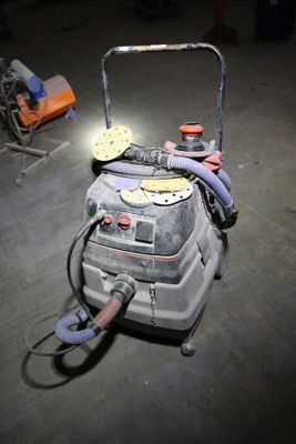 une machine posée à même le sol, dans l'obscurité