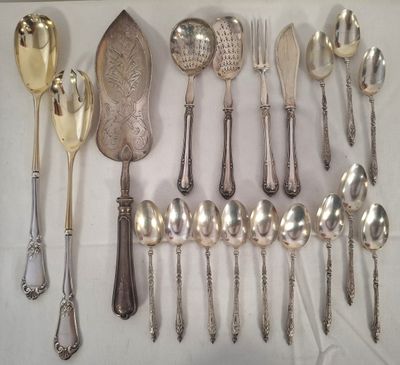 beaucoup de cuillères en argent et de cuillères sur une table