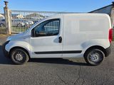 une camionnette blanche garée sur le parking