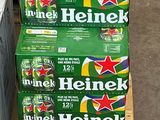 des caisses de bière Heineken empilées les unes sur les autres sur une palette