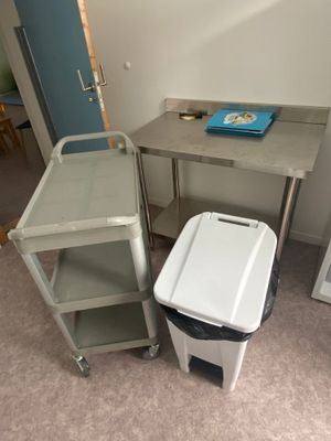 deux poubelles et une poubelle par terre