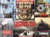 plusieurs livres sont empilés sur une table