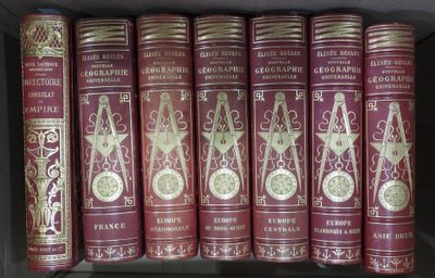 de nombreux livres qui sont rangés sur une étagère d'une bibliothèque