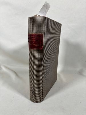 un gros plan d'un livre posé sur une surface blanche