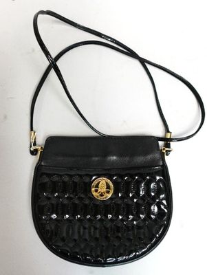un petit sac à main noir orné d'un logo doré