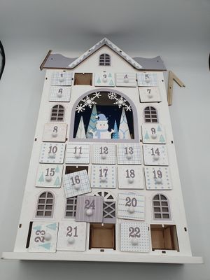 une horloge conçue pour ressembler à une maison