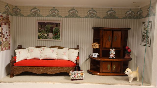 Diorama. Composition miniature, dans une vitrine en bois, vitre e...