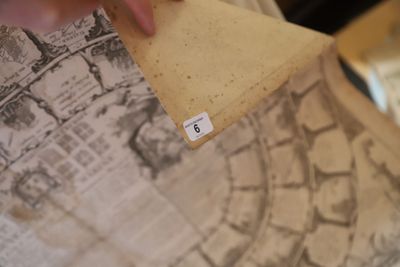 une personne qui tient un morceau de papier à la main