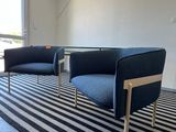 deux chaises et une table dans une pièce où se trouve un tapis rayé
