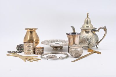 de nombreux objets en argent et en or posés sur une surface blanche