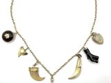 une image représentant un collier orné de diverses breloques suspendues à une chaîne