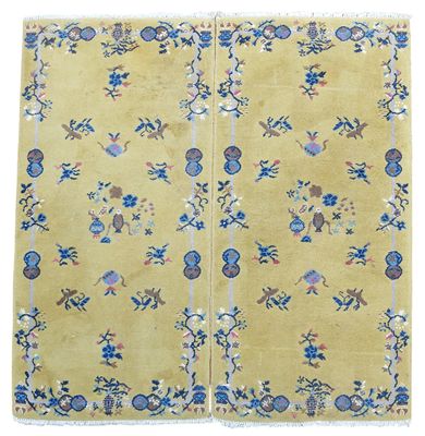 une paire de tapis chinois ornés de motifs floraux bleus et jaunes