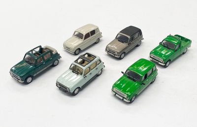 plusieurs petites voitures sont alignées sur une surface blanche