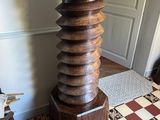 une grande table en bois sur laquelle est posé un vase bleu et blanc