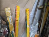 a pile of skis that are sitting on the floor