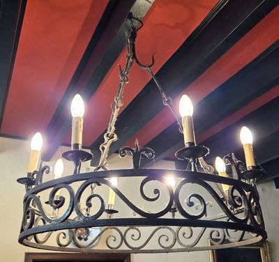 un lustre suspendu au plafond d'une pièce