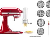 L'accessoire KitchenAid est rouge et comprend cinq embouts pour les pâtes