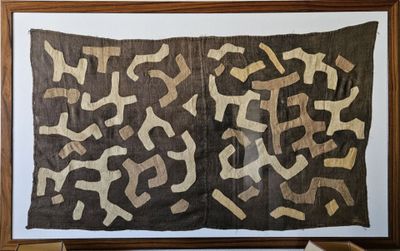 une photo d'une œuvre d'art accrochée au mur