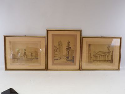 trois photos encadrées accrochées au mur au-dessus d'un ordinateur portable