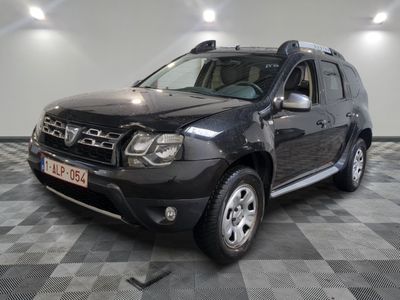 une photo d'un 4x4 noir garé dans un garage