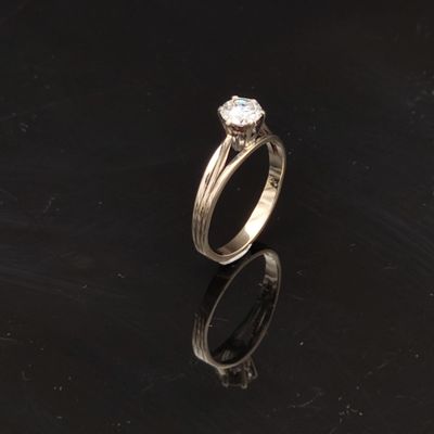 gros plan d'une bague en diamant sur une surface noire