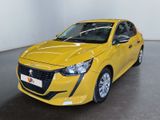 La voiture jaune est garée dans une grande pièce au sol noir.