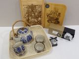 un panier contenant du thé et des théières, posé sur une table