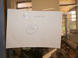 une affiche sur la porte d'un immeuble sur laquelle on peut lire « Allez-y ! »