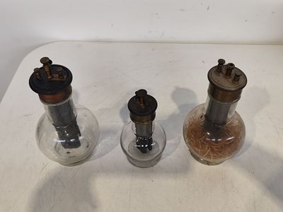 trois moulins à poivre à l'ancienne posés sur une table