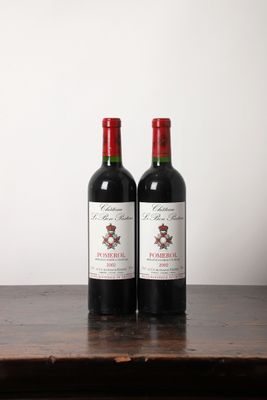 deux bouteilles de vin rouge posées sur une table en bois