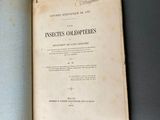 un vieux livre, avec un marque-page, posé sur une table
