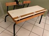 un bureau en bois avec deux chaises et une bibliothèque