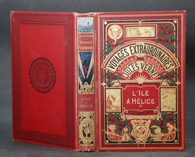 un vieux livre à la couverture rouge posé sur une table