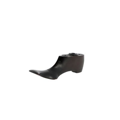 des bottines en cuir noir sur fond blanc, avec un fond blanc