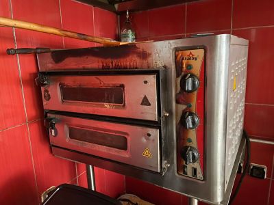 une image d'un four à pizza commercial dans une cuisine