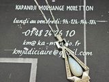 pendentif en argent sterling et opalite, monté sur une chaîne, présenté sur une carte de visite