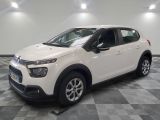 la citrole blanche est garee sur un carrelage en damier