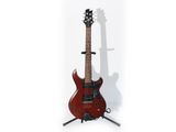 une guitare électrique rouge posée sur un support