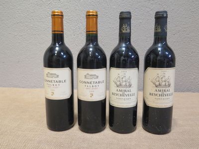 trois bouteilles de vin sont alignées sur une table